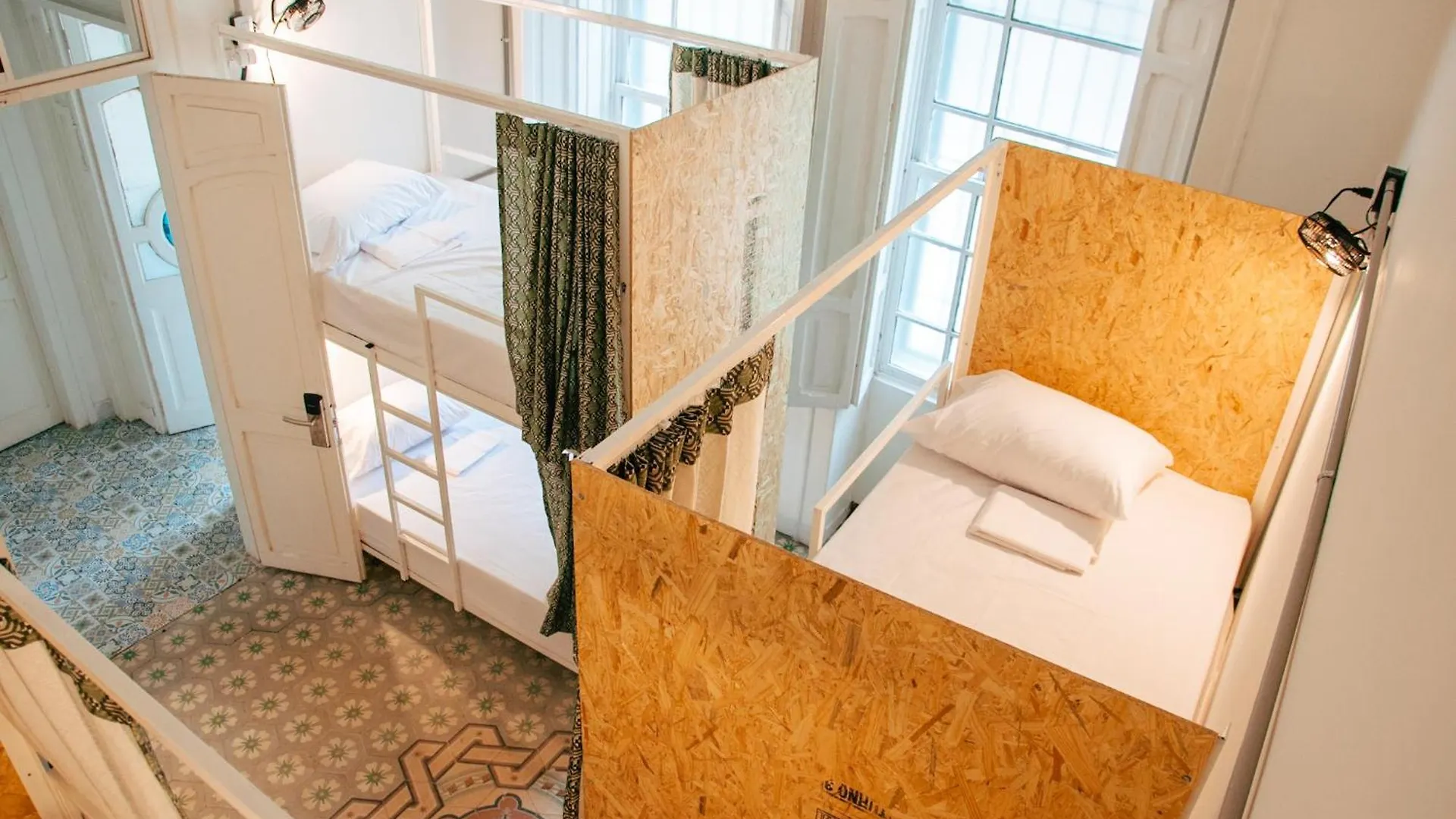 Cordova Hostel 메딜린 0*,