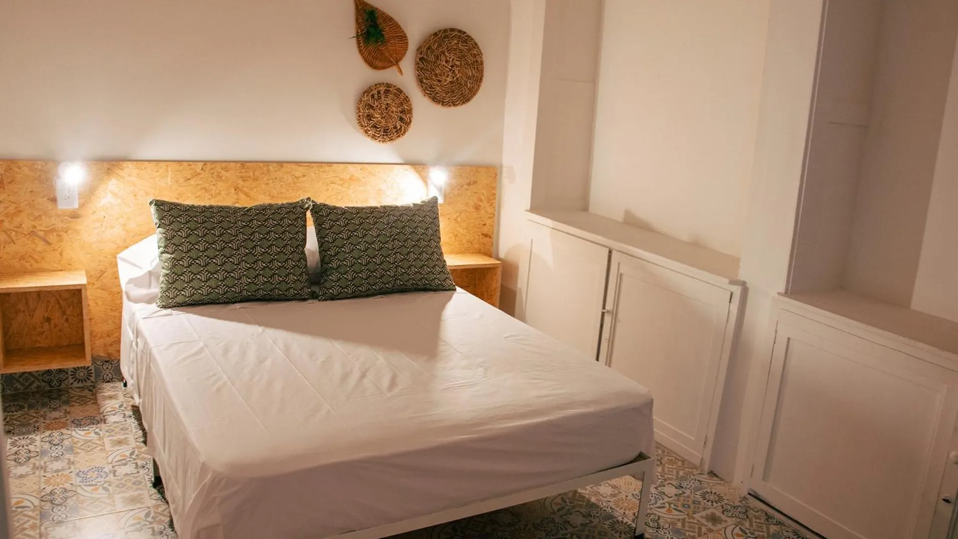 Cordova Hostel 메딜린 0*,